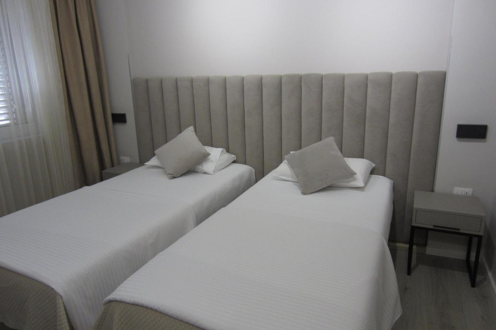 Hotel Freddy's